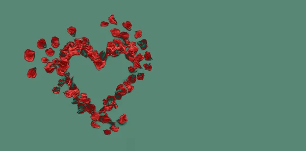 Coeur de pétales de rose rouge en négatif isolé sur fond vert — Photo