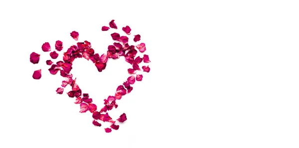 Hermoso corazón de pétalos de rosa roja aislado en blanco con copyspace —  Fotos de Stock