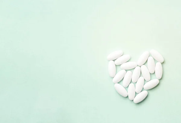 Tvar srdce z pilulek na léčbu, koncept léčby a zdravotní péče na Aqua Menthe — Stock fotografie