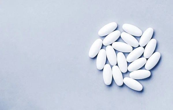 Kruhový tvar z pilulek na léčbu, koncepce léčby a zdravotní péče na klasické modré — Stock fotografie