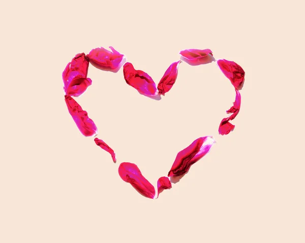 Coração das pétalas rosa isoladas em bege — Fotografia de Stock