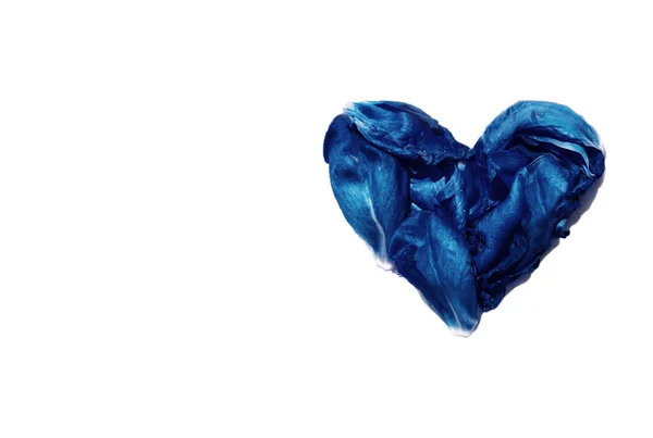 Сердце классического голубого цветочного лепестка, изолированного на белом — стоковое фото