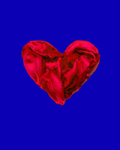 Serce czerwonych płatków wyizolowanych na niebiesko — Zdjęcie stockowe