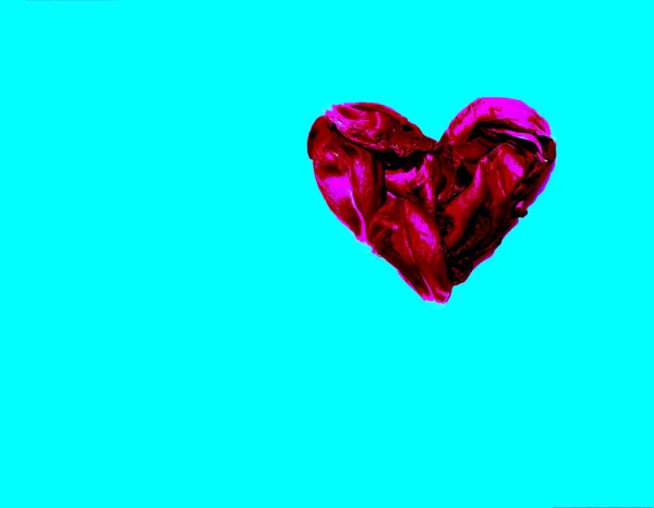 Srdce červených okvětních lístků izolovaných na modré — Stock fotografie