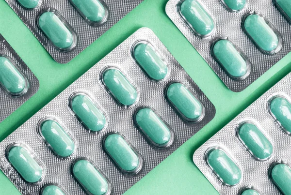 Weiße Blisterverpackung mit Tabletten Statine für Lichtbeständigkeit Verpackung auf Aqua Menthe Hintergrund. Aqua Menthe Tabletten — Stockfoto