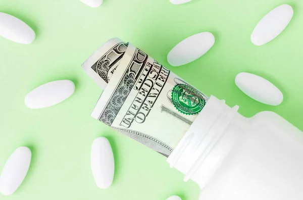 Money for healthcare concept on green background. medicine flat lay — Stock Photo, Image
