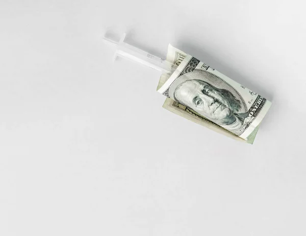 American money with syringe on gray financial injection concept, the high cost of medical vaccines, flat lay — Stock Photo, Image