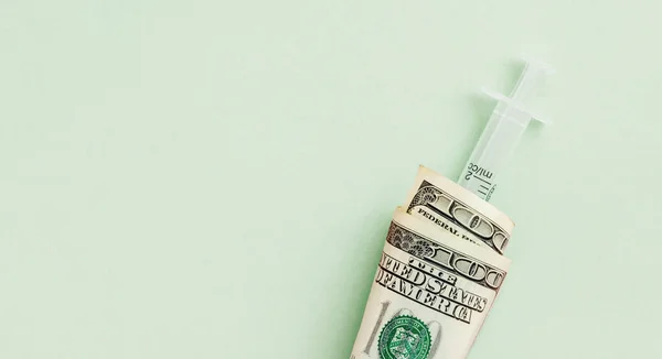 Dinero americano con jeringa en concepto de inyección financiera verde, el alto costo de las vacunas médicas, la puesta plana Imágenes de stock libres de derechos