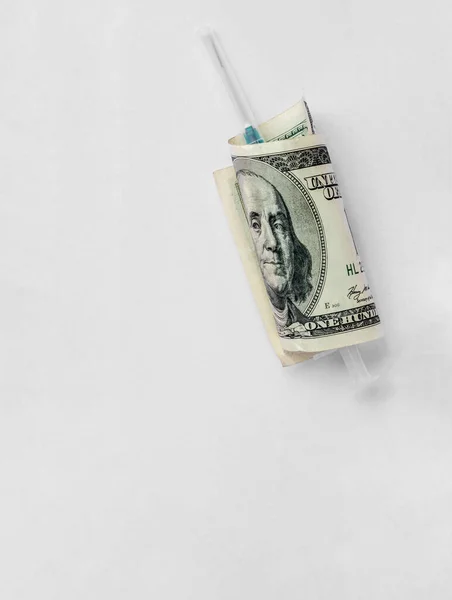 American dollar with Benjamin Franklin and empty syringe on gray background, concept of drugs, spread and dirty money, flat lay — Stock Photo, Image
