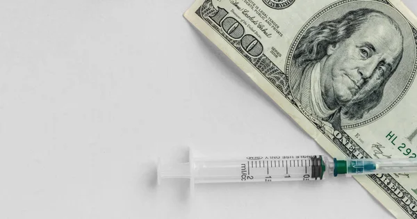 Money and syringe on gray background, vaccination concept, high cost of medical servicesy, flat lay — Stock Photo, Image