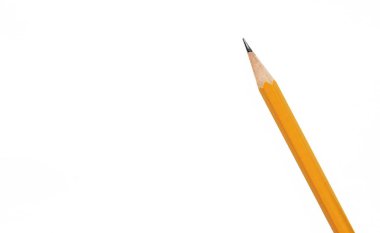 Beyaz arka planda izole edilmiş çapraz turuncu kalem, okula dönüş kavramı veya not kağıdı