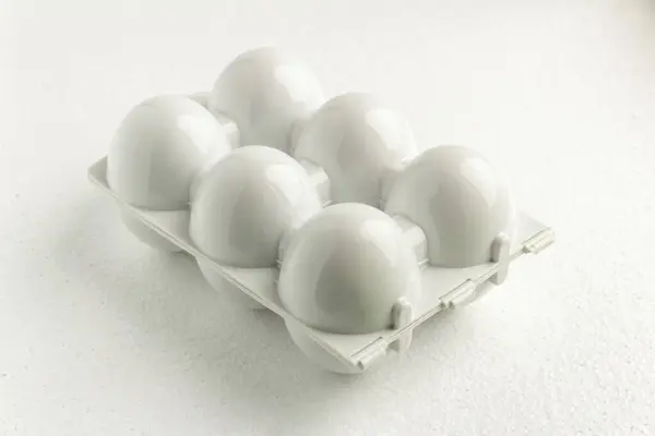 Tekrar kullanılabilir altı yumurta için beyaz plastik tepsi ya da kap, yakın çekim. Çevresel yeniden kullanılabilir konsept, Beyaz Paskalya konsepti — Stok fotoğraf