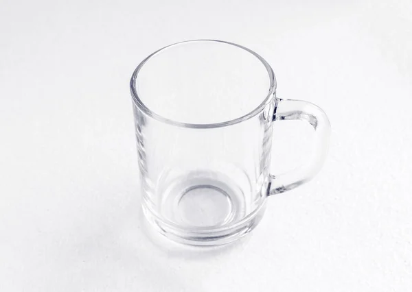Tazza da tè vuota trasparente vetro pulito su bianco — Foto Stock