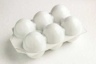 Tekrar kullanılabilir altı yumurta için beyaz plastik tepsi ya da konteynır, üst manzara yakın. Çevresel yeniden kullanılabilir konsept, Beyaz Paskalya konsepti