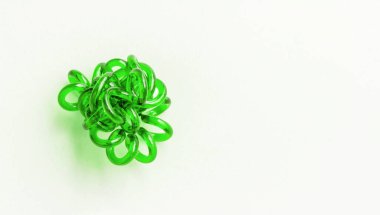 Yeşil spiral lastik bant bükülmüş. Beyaz arkaplanda elastik saç bağı, yakın plan, kopyalama alanı