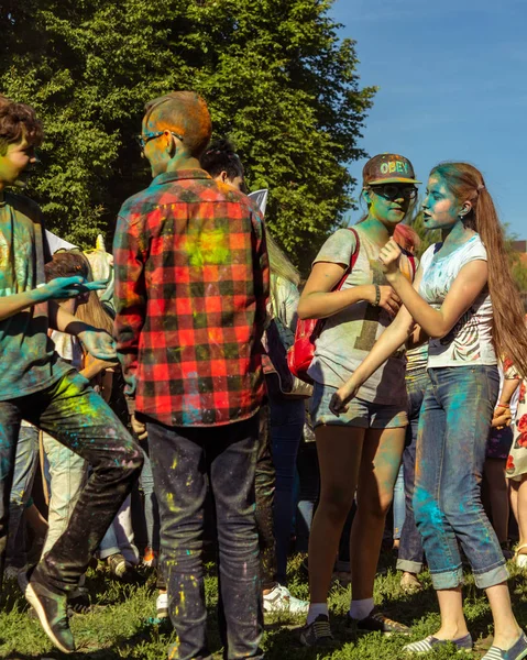 UFA, RUSSIA - 5 July 2019: teenagers at the festival of colors holi in paint divorces communicate, smile and have fun — Stok fotoğraf