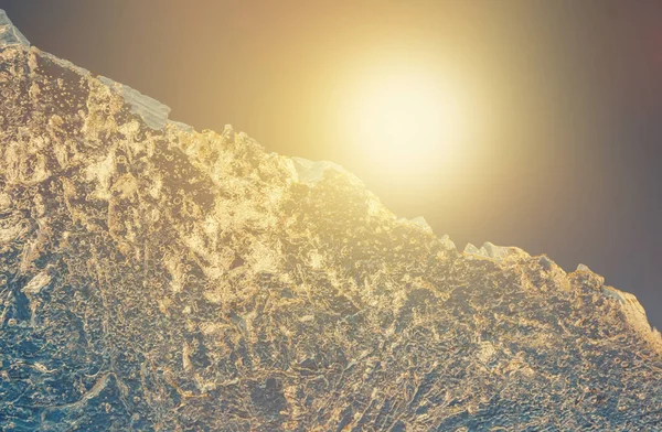 一块透明的冰 蓝色底结构 冬季寒冷的太阳 冬季运动 — 图库照片