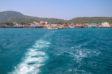 Tayland 'daki rıhtımdan ayrılan teknelerin dalgaları.