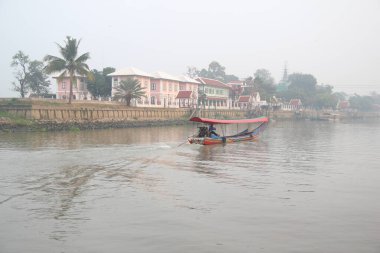 Nehirdeki uzun kuyruklu tekne, Ayutthaya Tayland