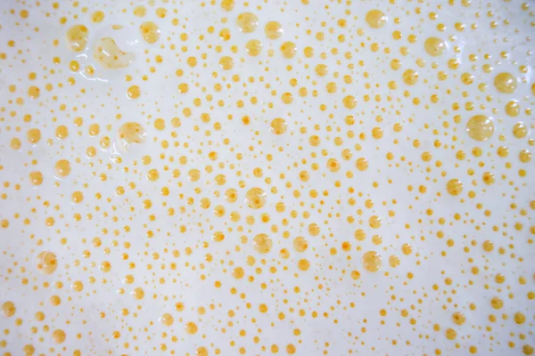 制作华夫饼用鸡蛋拌糖的黄背景 黄蛋泡沫的结构 — 图库照片