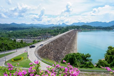 Ratchaprapha Barajı, Khao Sok Ulusal Parkı, Surat Thani Eyaleti, Tayland 'ın güneyi..