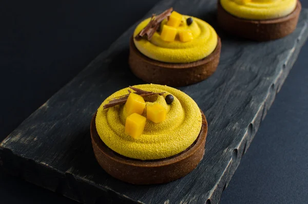 Set Mini Tartas Chocolate Mango Contemporáneo Cubiertas Con Spray Terciopelo —  Fotos de Stock