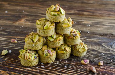 Finansal kek seti, üzerinde şam fıstığı ve ahşap arka sınıf.