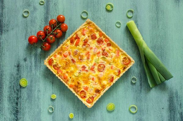 Homemade Leek Tomato Pie Green Backgraunde — Stock Photo, Image