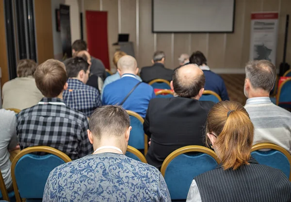 Achteraanzicht van het publiek op de business-conferentie — Stockfoto