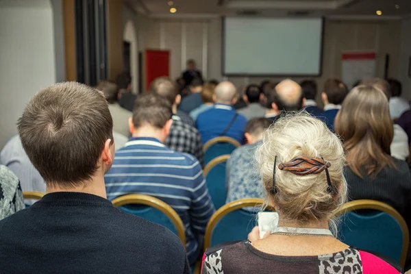 Sala konferencyjna pełen ludzi na konferencji biznesowej, widok z tyłu — Zdjęcie stockowe