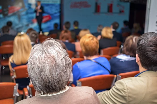 Vedere din spate a oamenilor de afaceri care ascultă cu atenție în timp ce stau la conferință — Fotografie, imagine de stoc