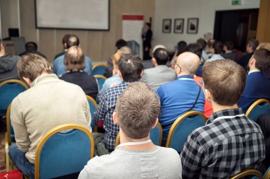 konferans salonunda toplantı.