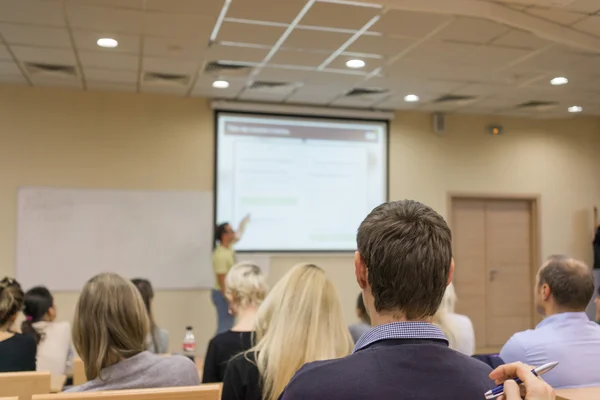 Edukacja, szkoły, pracy zespołowej i ludzi pojęcie - nauczyciel stoi przed studentami i Wyświetlono wykresy na białej tablicy w klasie — Zdjęcie stockowe