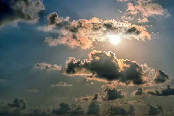 Blå himmel med moln och sol. — Stockfoto