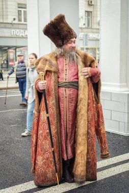 Moskova, Rusya - 11 Eylül 2016: Moskova şehir günü, kentin 869 yıldönümü. Performans Tverskaya Caddesi'nde. Negotiant bir eski takım elbise ve şapka.