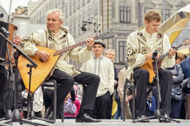 Moskova, Rusya - 11 Eylül 2016: Moscow City gün. Moskova sakinleri ve Konuklar şehrin 869 yıldönümünü kutlamak. Performans Tverskaya Caddesi'nde. Müzik grubu oyun balalaikas gerçekleştirir.