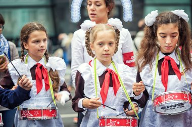 Rusya, Moskova - 11 Eylül 2016: Moscow City gün. Moskova sakinleri ve Konuklar şehrin 869 yıldönümünü kutlamak. Performans Tverskaya Caddesi'nde. Kamu-olay. Öncü davulcu çocuk.