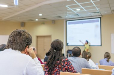 Eğitim, lise, takım çalışması ve insanlar kavramı - öğretmen sınıfta öğrencilerin önünde duran
