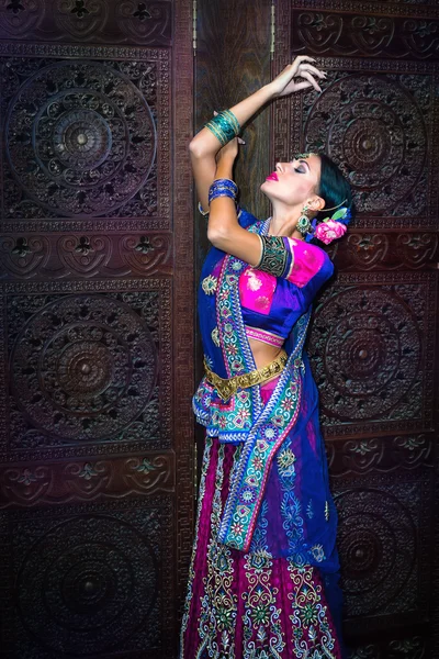 Hermoso retrato de mujer india de moda con accesorios orientales pendientes, pulseras y anillos . — Foto de Stock