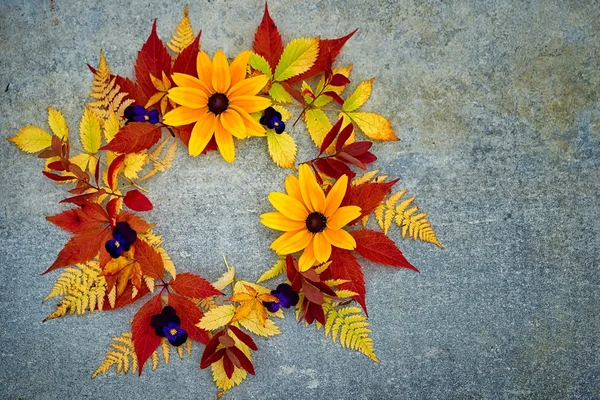 Autumn flowers and leaves wreath top view, with copy space for your text in the middle and in a side — Stock Photo, Image