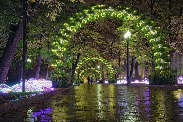 Passion Boulevard, Moskau, Russland. Straßendekoration in Form von Lichtbögen. — Stockfoto