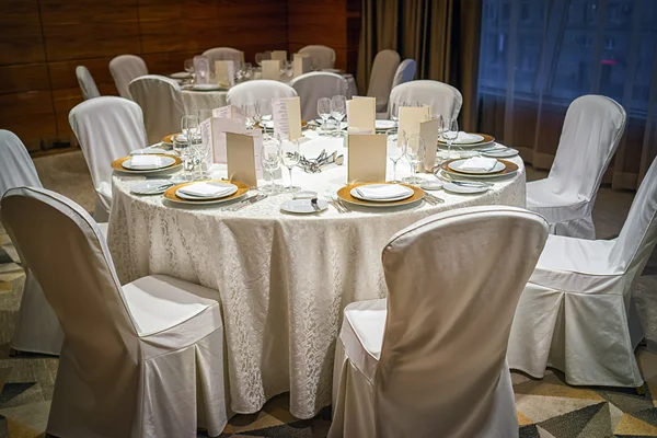 Okrągły stół do jadalni serwowane na uroczystości ślubnej — Zdjęcie stockowe