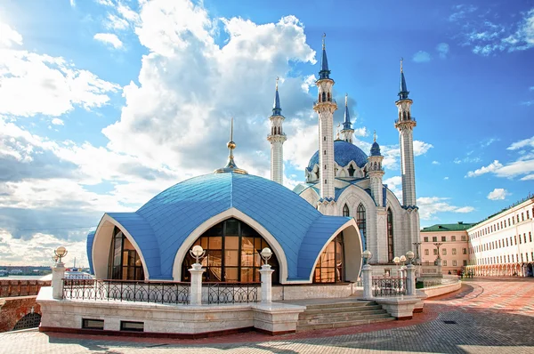 A Mesquita Kul Sharif é uma das maiores mesquitas da Rússia. A Mesquita Kul Sharif está localizada na cidade de Kazan, na Rússia. — Fotografia de Stock