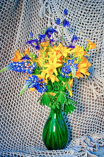 Buquê de tremoços e flores amarelas — Fotografia de Stock