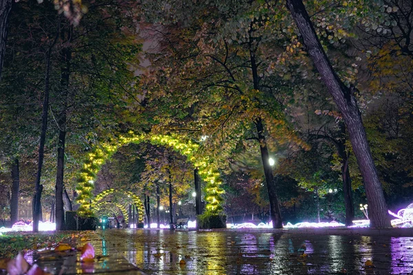 Passion Boulevard, Moscovo, Rússia. Decoração de rua na forma de arcos leves e árvores outonais à noite . — Fotografia de Stock