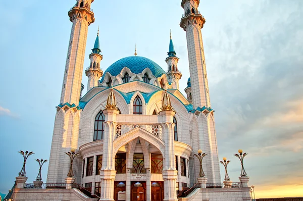 L'entrée de la mosquée Qolsharif (Kul Sharif) dans le Kremlin Kazan, sur laquelle est écrit le nom en langue tatare. Coucher de soleil. Tatarstan, Russie — Photo