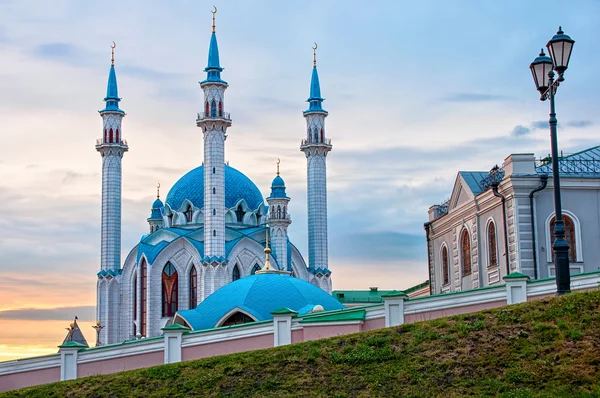 Sommersonnenuntergang über einer Moschee kul sharif, kasan, russland — Stockfoto