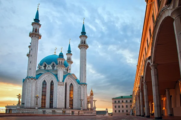 De moskee van de Kul Sharif in Kremlin van Kazan bij zonsondergang. — Stockfoto