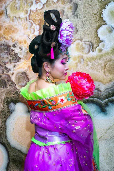 Портрет китайський красива дівчина у фіолетовий традиційних китайських плаття з квіткою — стокове фото