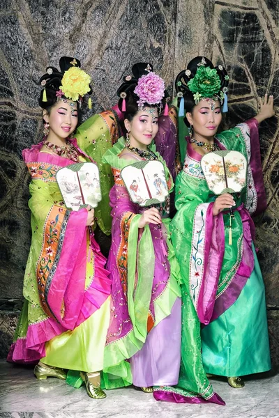 Three fashion geishas standing with fans — Stock Photo, Image